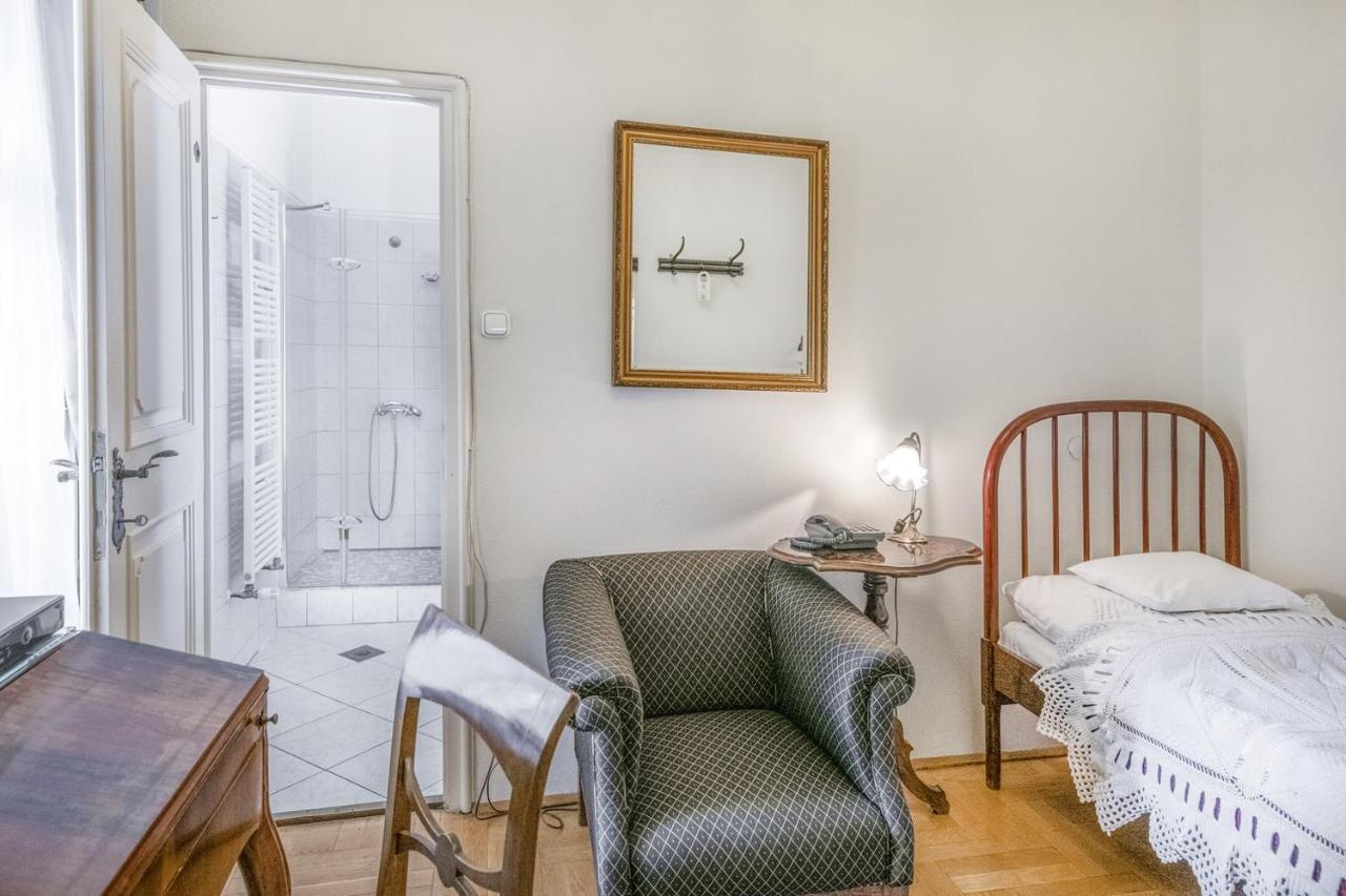Academy Pension Budapest Bagian luar foto