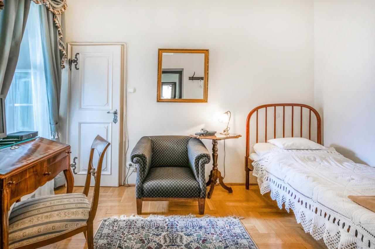 Academy Pension Budapest Bagian luar foto