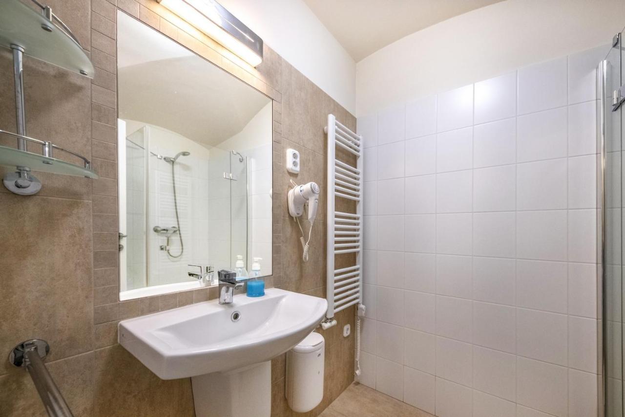Academy Pension Budapest Bagian luar foto
